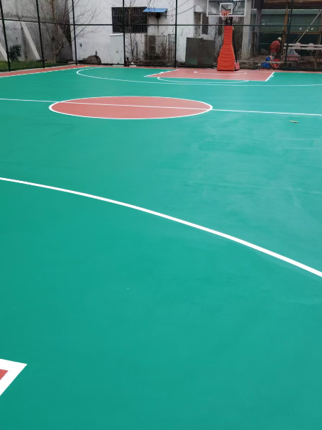 苏仙 球场长期使用易出现地面开裂